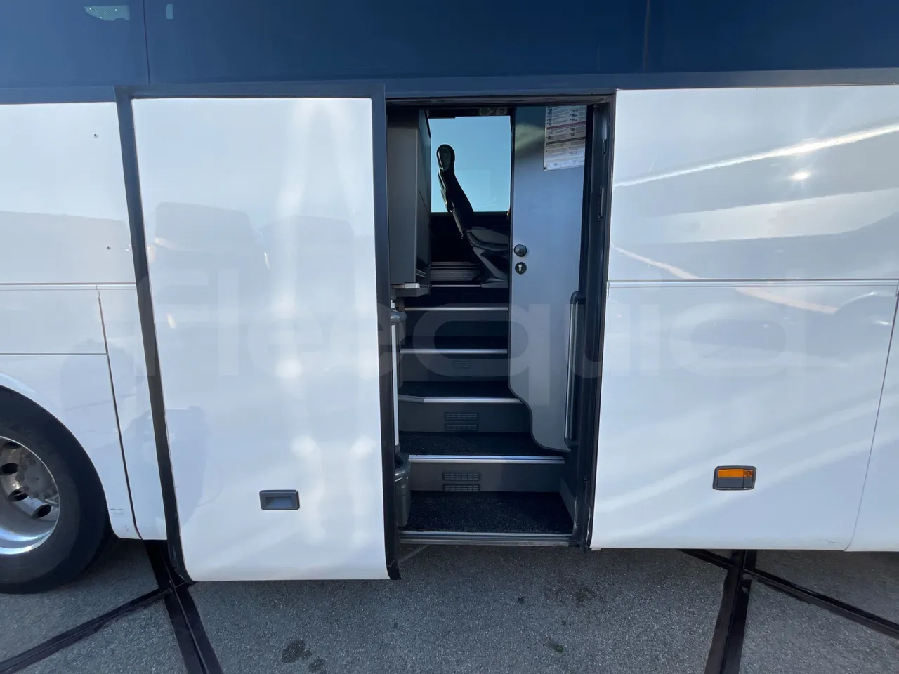 Mercedes-Benz Tourismo 632 01 - EUR6 - 290kW - 12.960m - front door 2 open