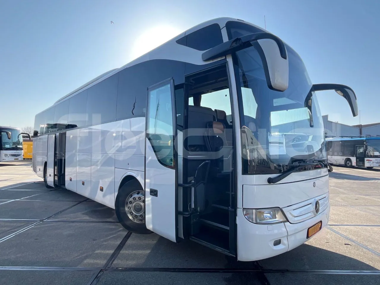 Mercedes-Benz Tourismo 632 01 - EUR6 - 290kW - 12.960m - 3/4 right front doors open