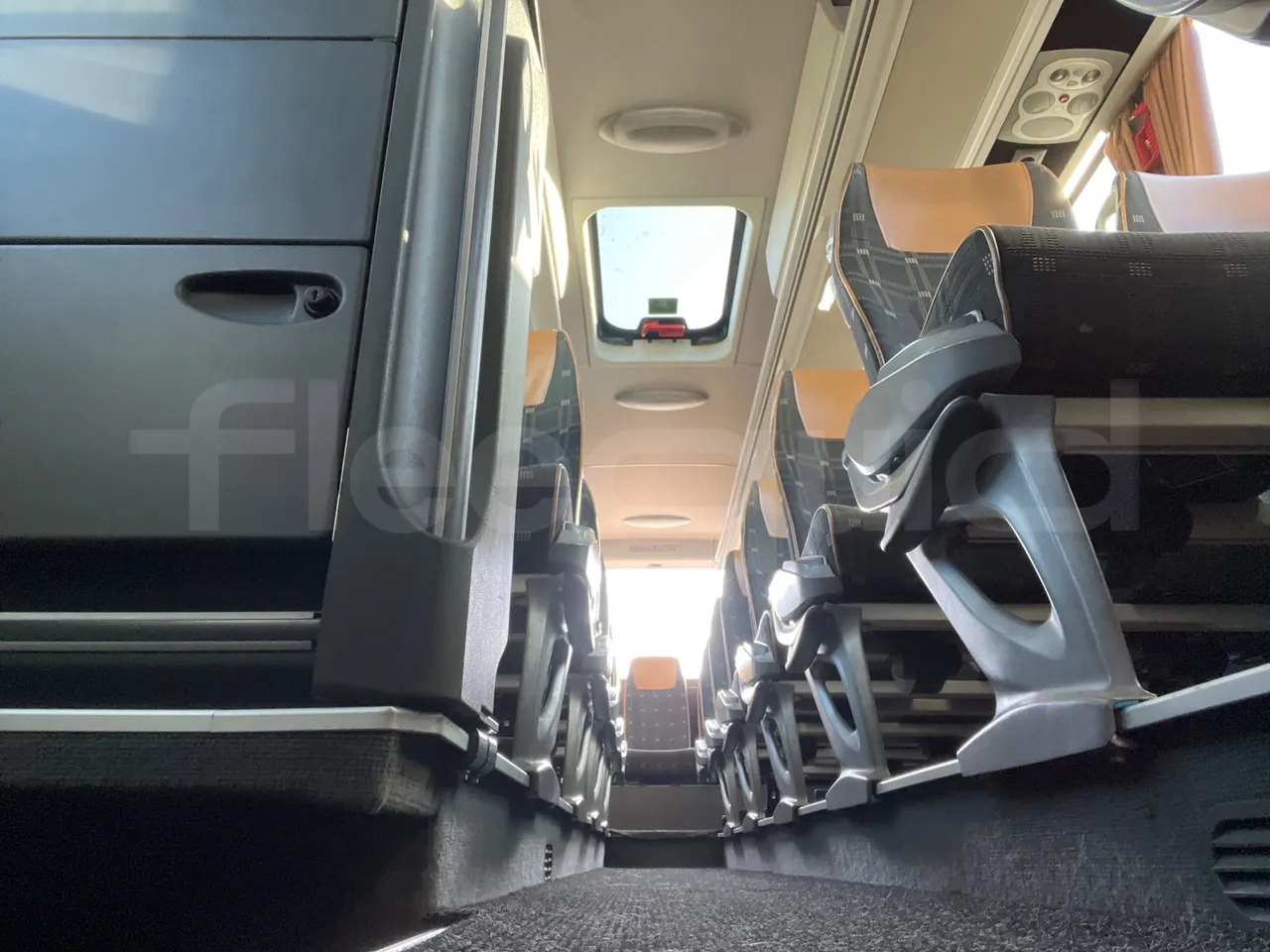 Mercedes-Benz Tourismo 632 01 - EUR6 - 290kW - 12.960m - power outlets detail