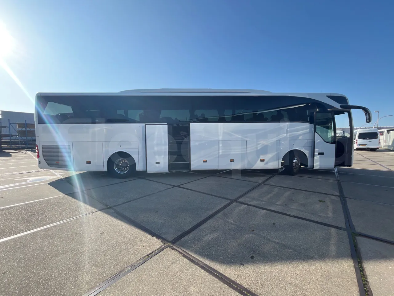 Mercedes-Benz Tourismo 632 01 - EUR6 - 290kW - 12.960m - right side doors closed