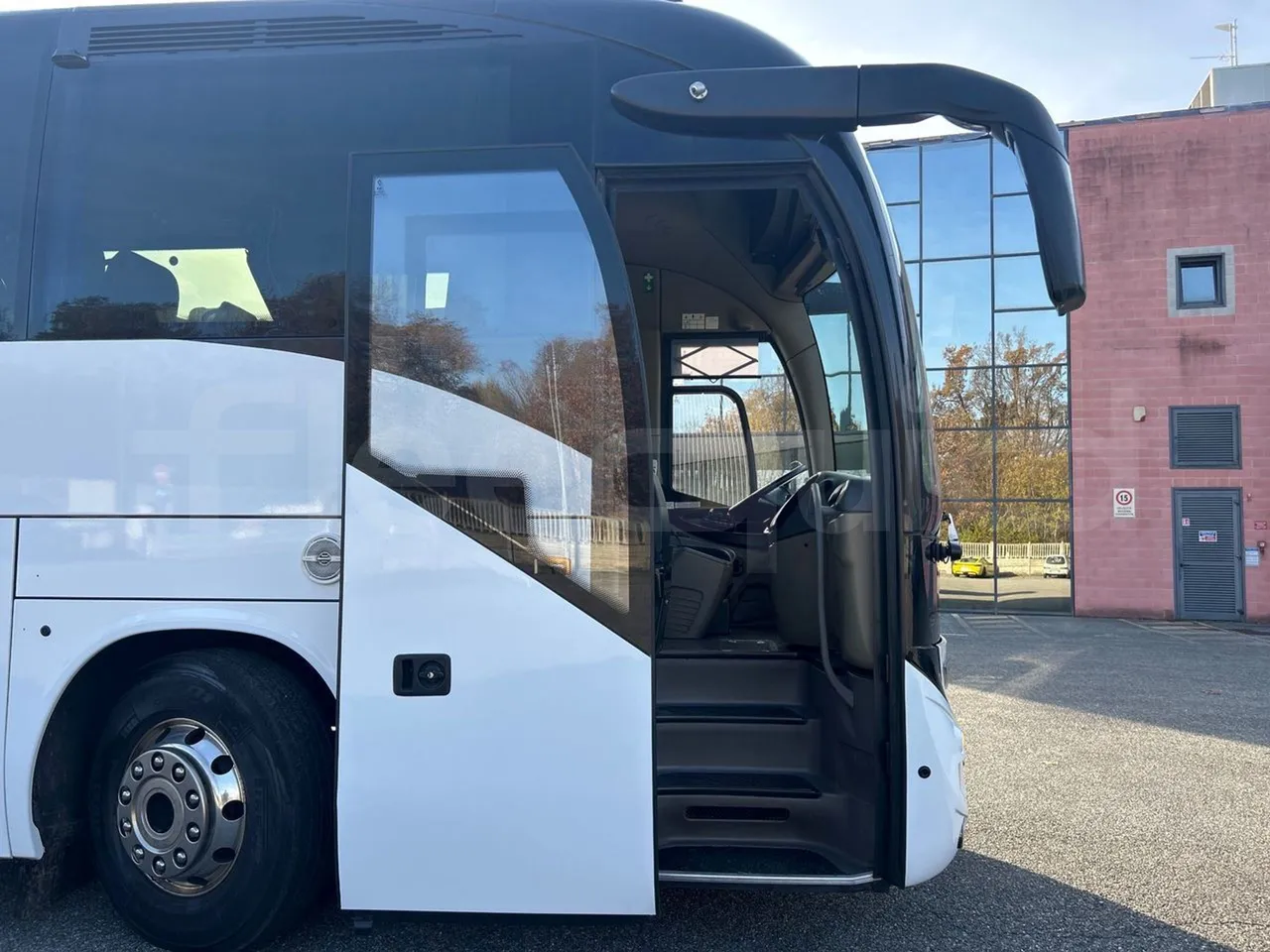 Iveco Magelys SFR2XX QC M8CN - Euro6 - 294Kw - 12,830mt - front door 1 open