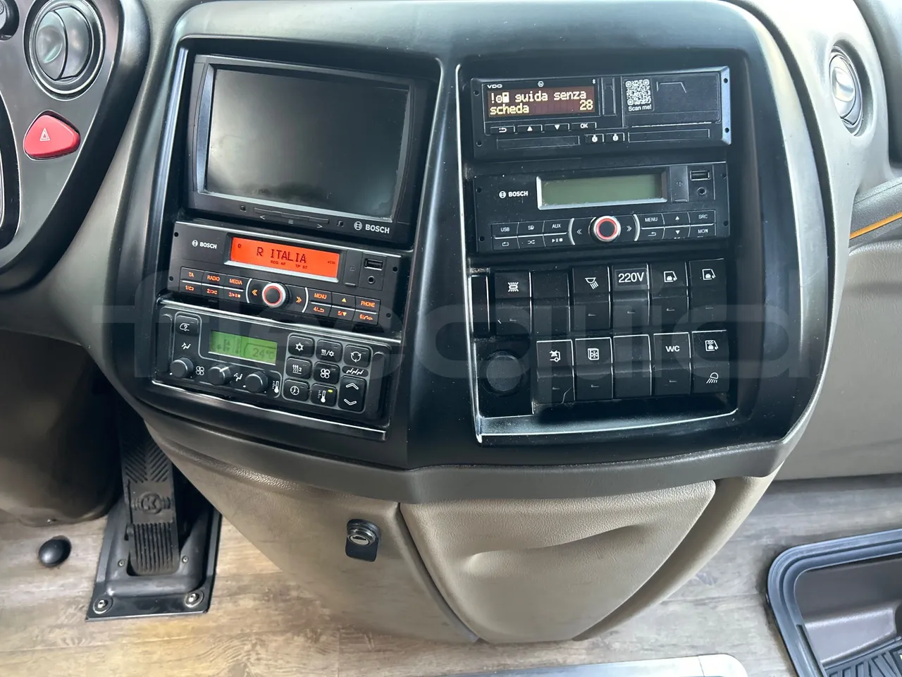 Iveco Magelys SFR2XX QC M8CN - Euro6 - 294Kw - 12,830mt - radio accessories photo