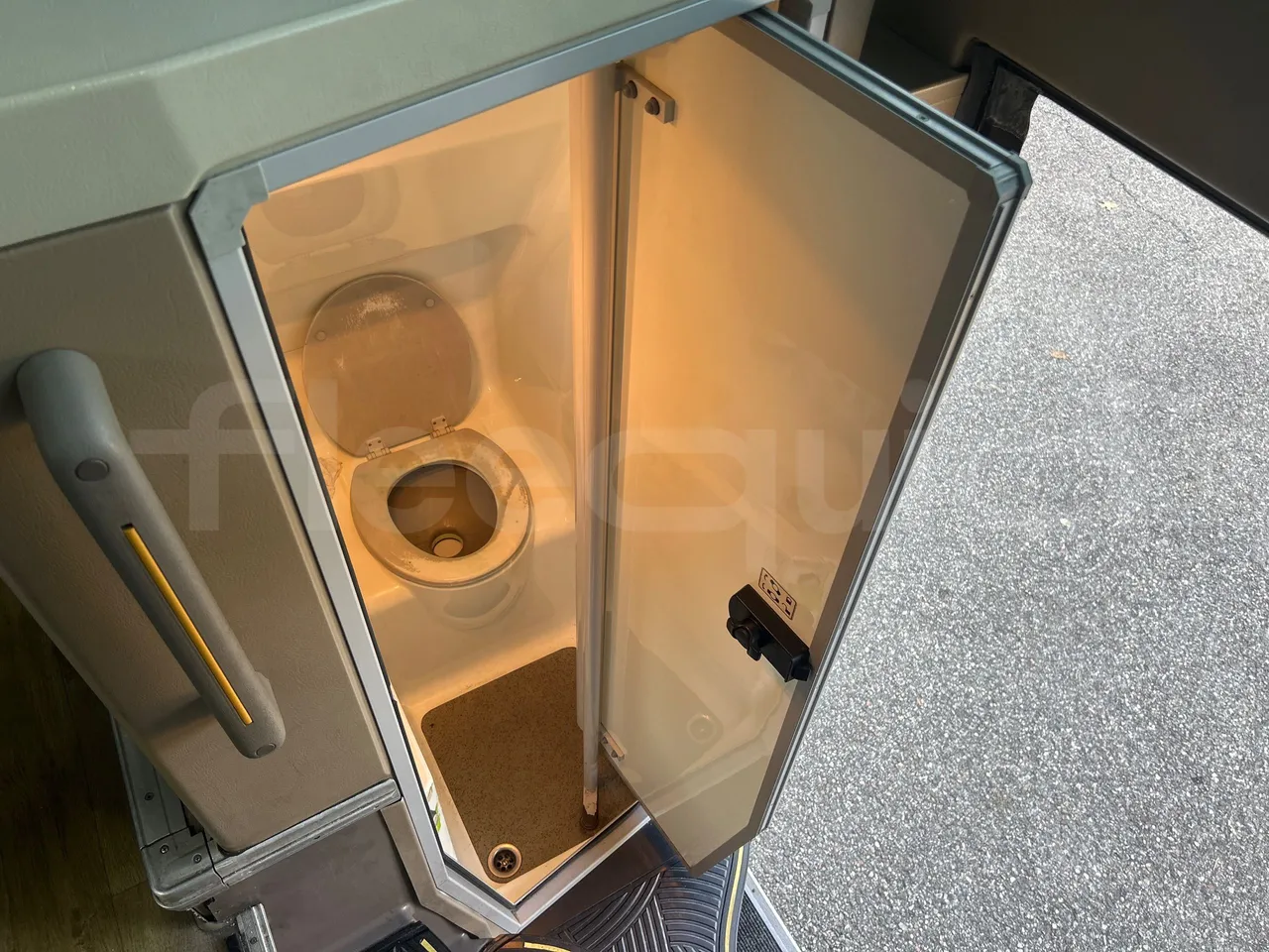 Iveco Magelys SFR2XX QC M8CN - Euro6 - 294Kw - 12,830mt - toilette accessories photo