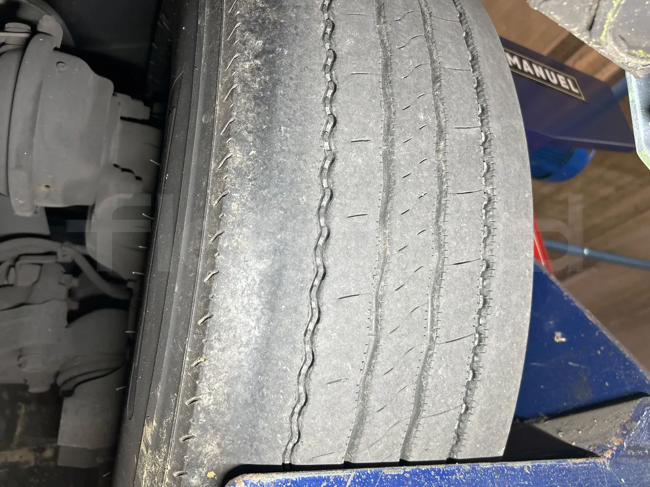 Iveco Magelys SFR2XX QC M8CN - Euro6 - 294Kw - 12,830mt - tread condition front tires left