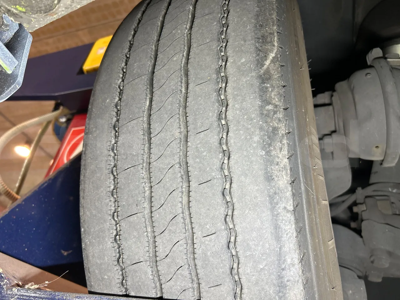 Iveco Magelys SFR2XX QC M8CN - Euro6 - 294Kw - 12,830mt - tread condition front tires right