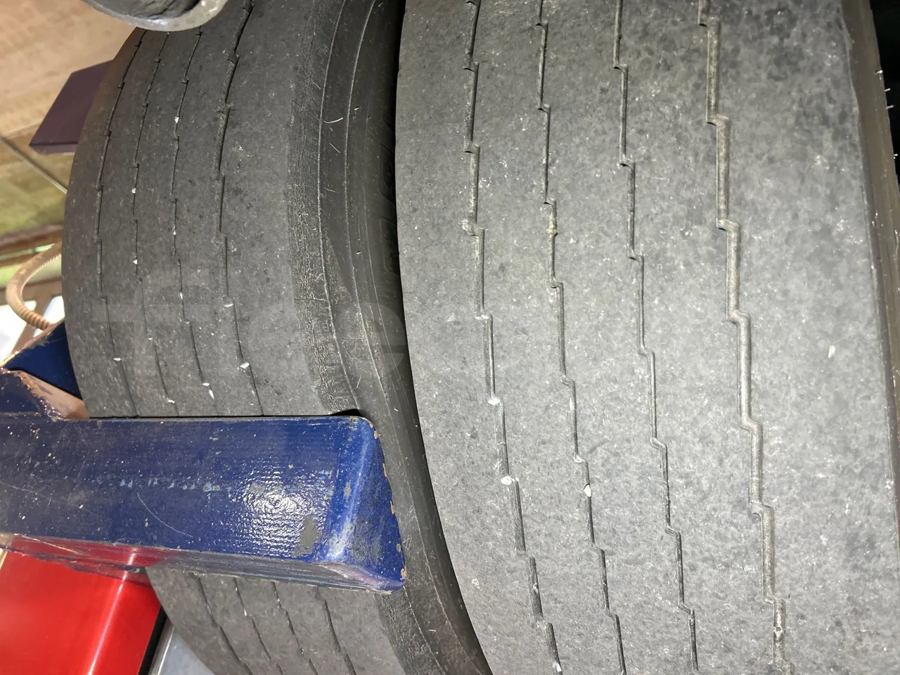 Iveco Magelys SFR2XX QC M8CN - Euro6 - 294Kw - 12,830mt - tread condition second axle tires left