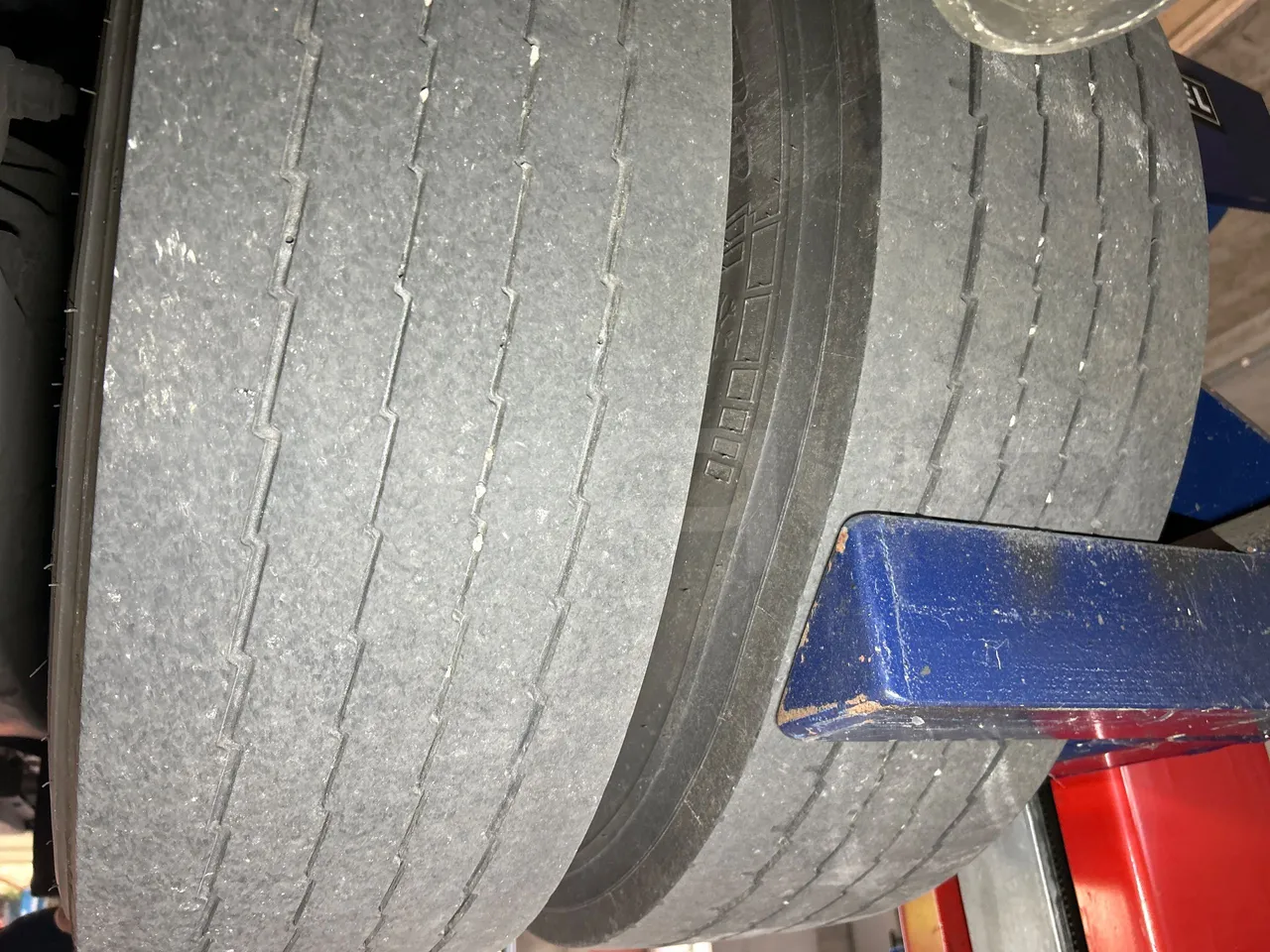 Iveco Magelys SFR2XX QC M8CN - Euro6 - 294Kw - 12,830mt - tread condition second axle tires right