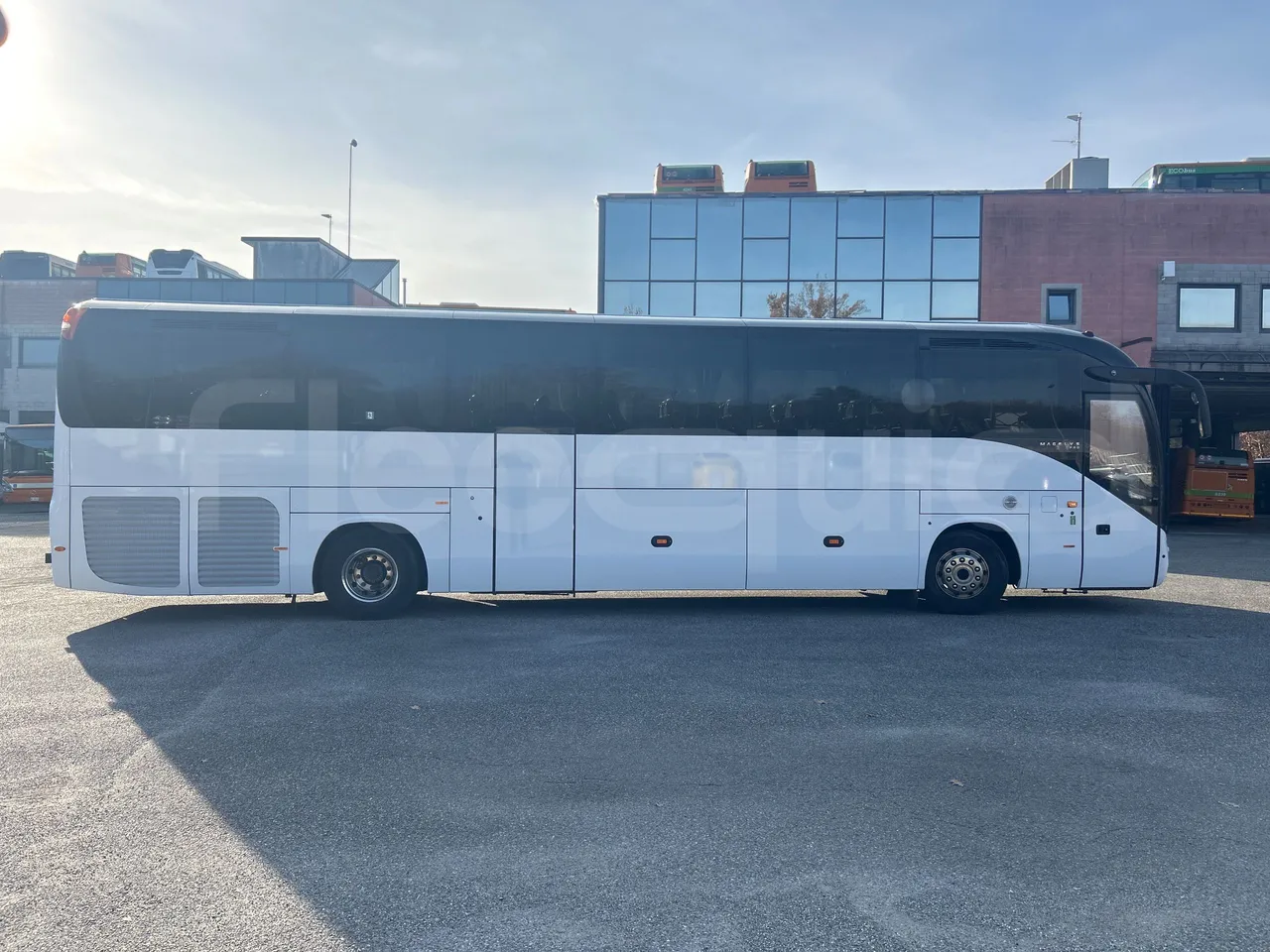 Iveco Magelys SFR2XX QC M8CN - Euro6 - 294Kw - 12,830mt - right side doors closed