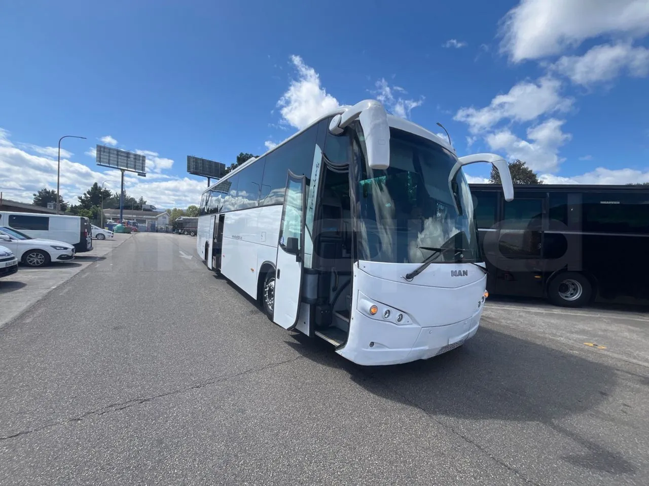 Man Ratio 18.410 Ratio/Touring - EUR3 - 301kW - 12.92m - 3/4 right front doors open