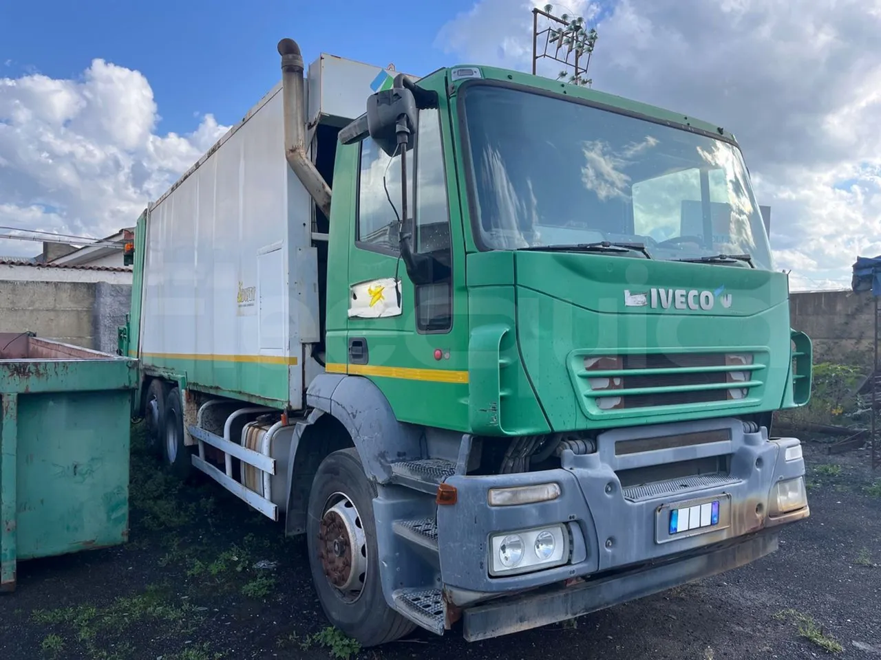 Iveco Magirus A260S/80 - Euro3 - 218kW - 9.755mt - 3/4 right front doors open