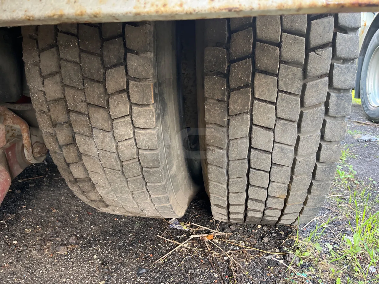 Iveco Magirus A260S/80 - Euro3 - 218kW - 9.755mt - tread condition second axle tires left