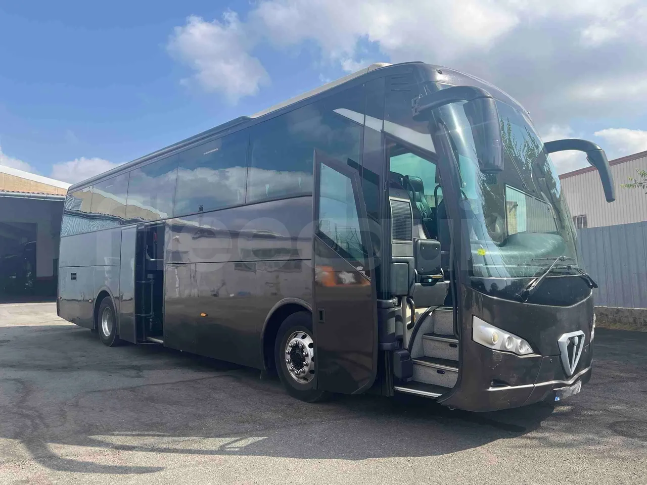 Iveco NOGE - 3/4 right front doors open