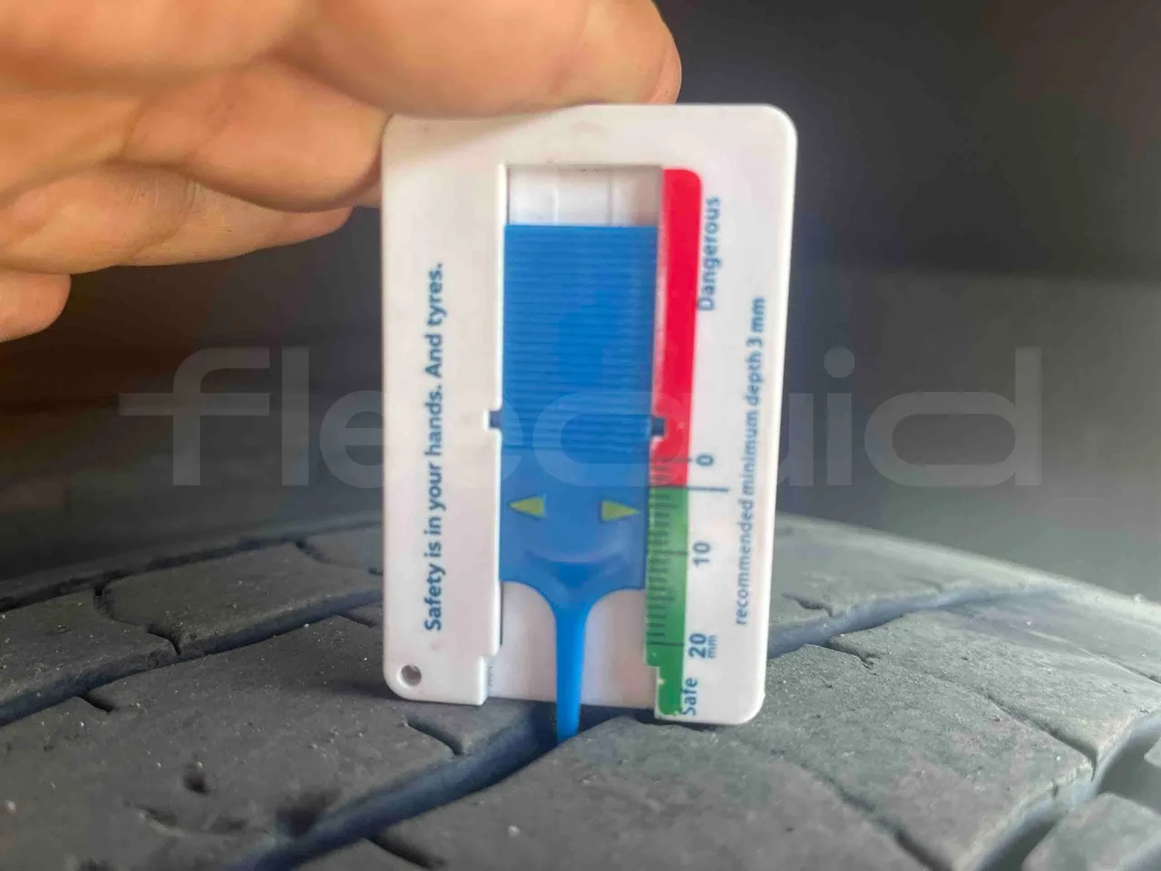 Iveco NOGE - First Axle Left Side: Tyre Thickness