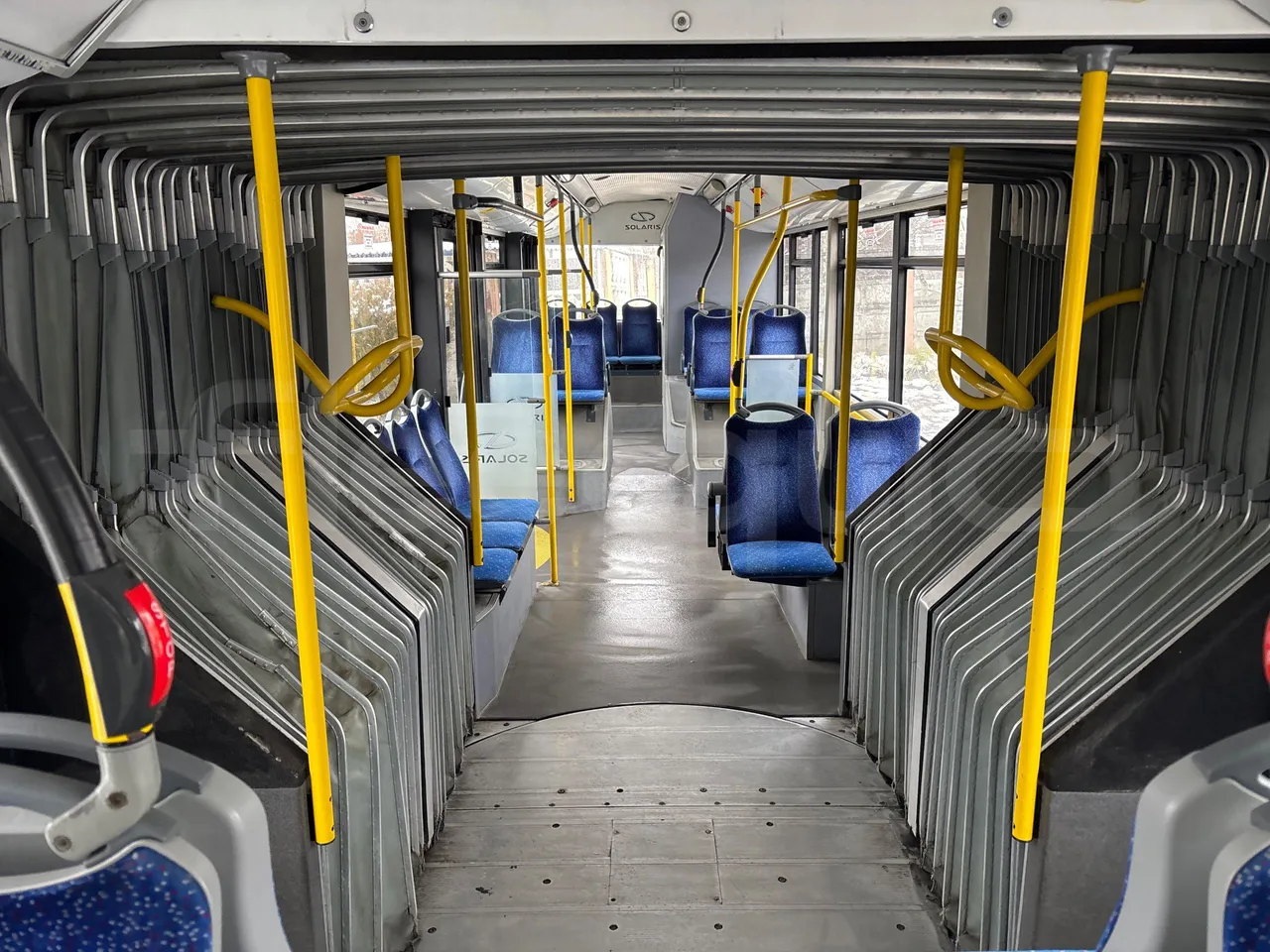 Solaris Urbino 18-Euro5-231kw-18m - reverse view middle aisle