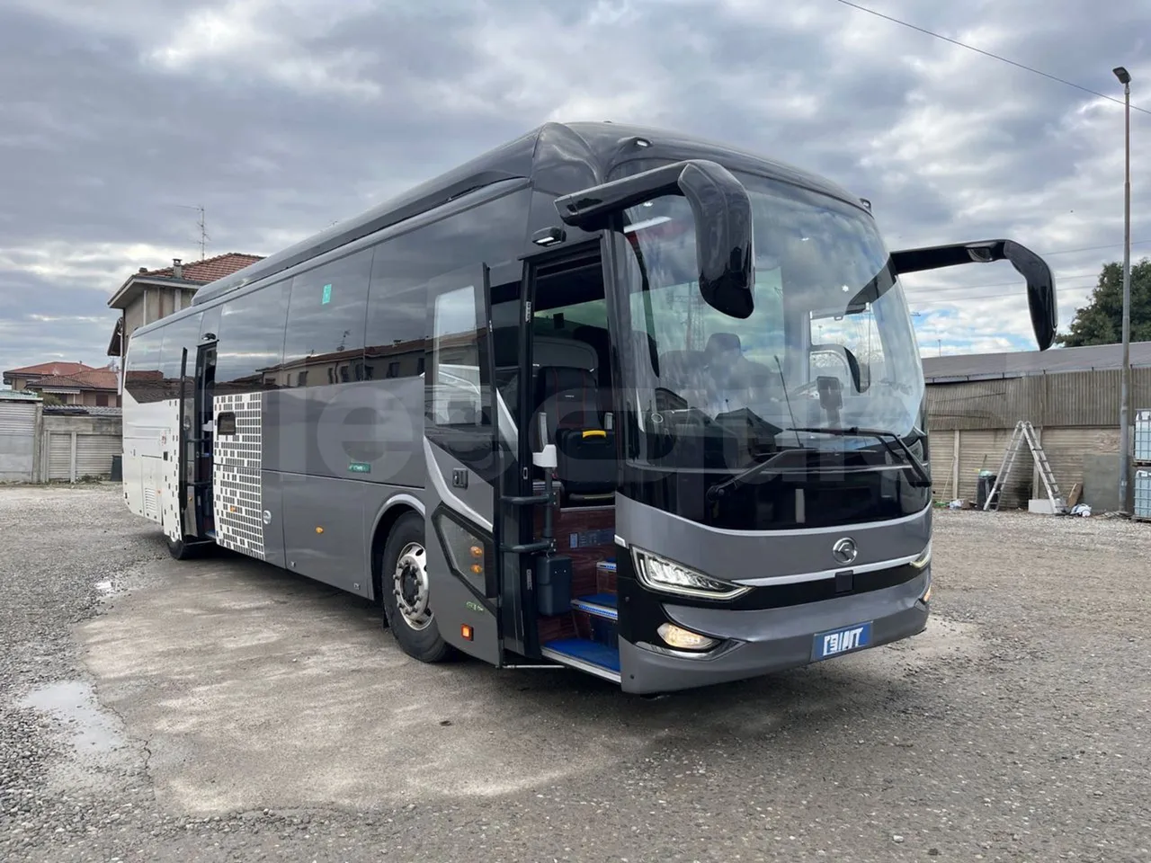 King Long C12E - Electric U1X - EUR6 - 350kW - 12.250m - 3/4 right front doors open