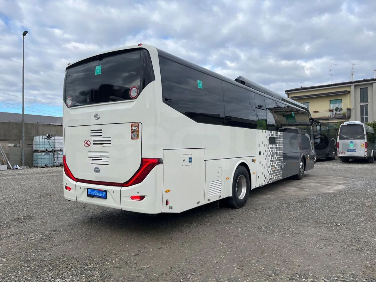 King Long C12E - Electric U1X - EUR6 - 350kW - 12.250m - 3/4 right rear doors closed