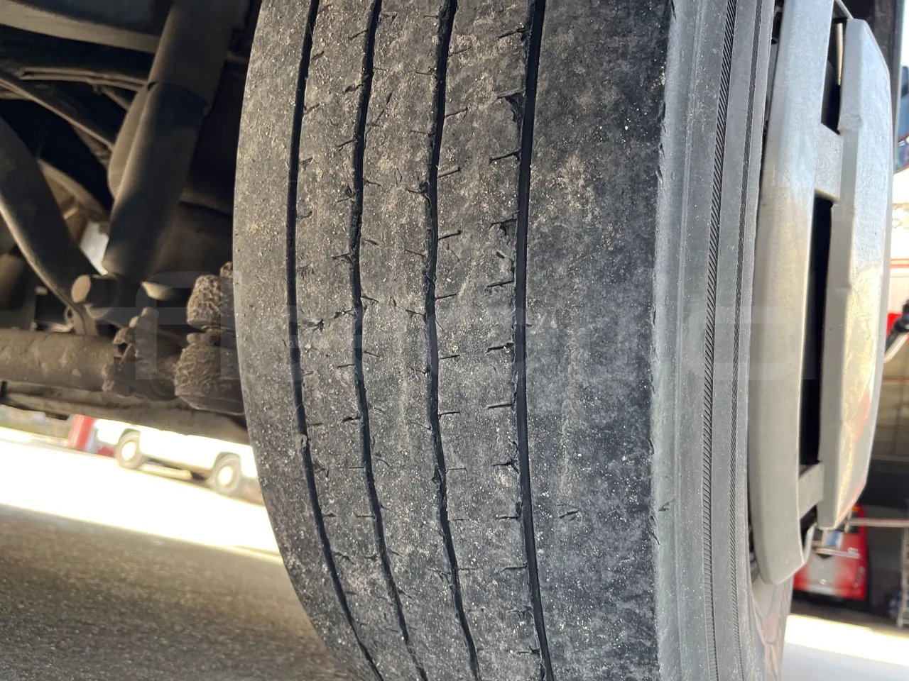 Irisbus 397E.12 ER C 33A ER - Euro5 - 243kW - 13.249mt - tread condition front tires right