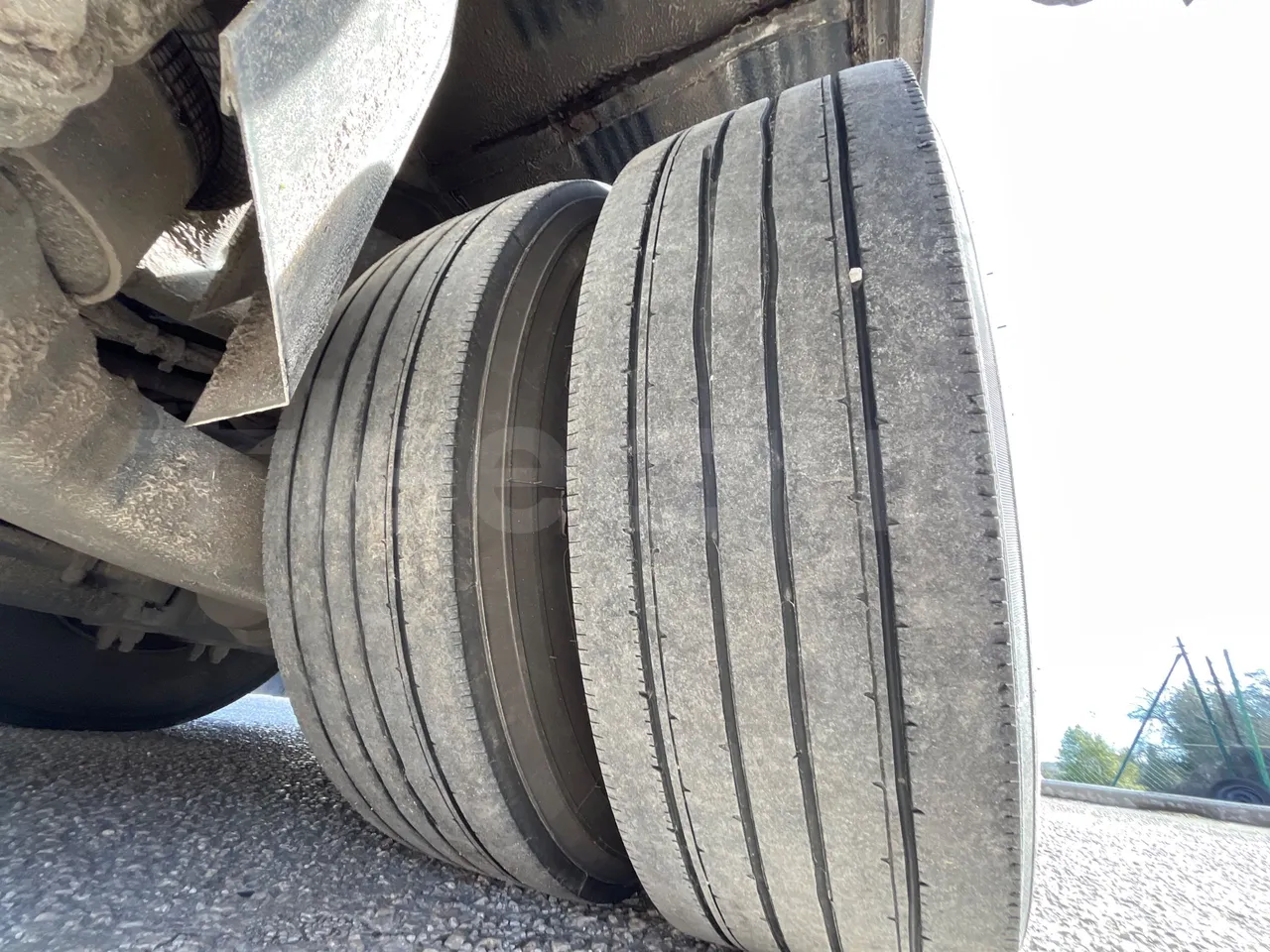 Irisbus 397E.12 ER C 33A ER - Euro5 - 243kW - 13.249mt - tread condition second axle tires right