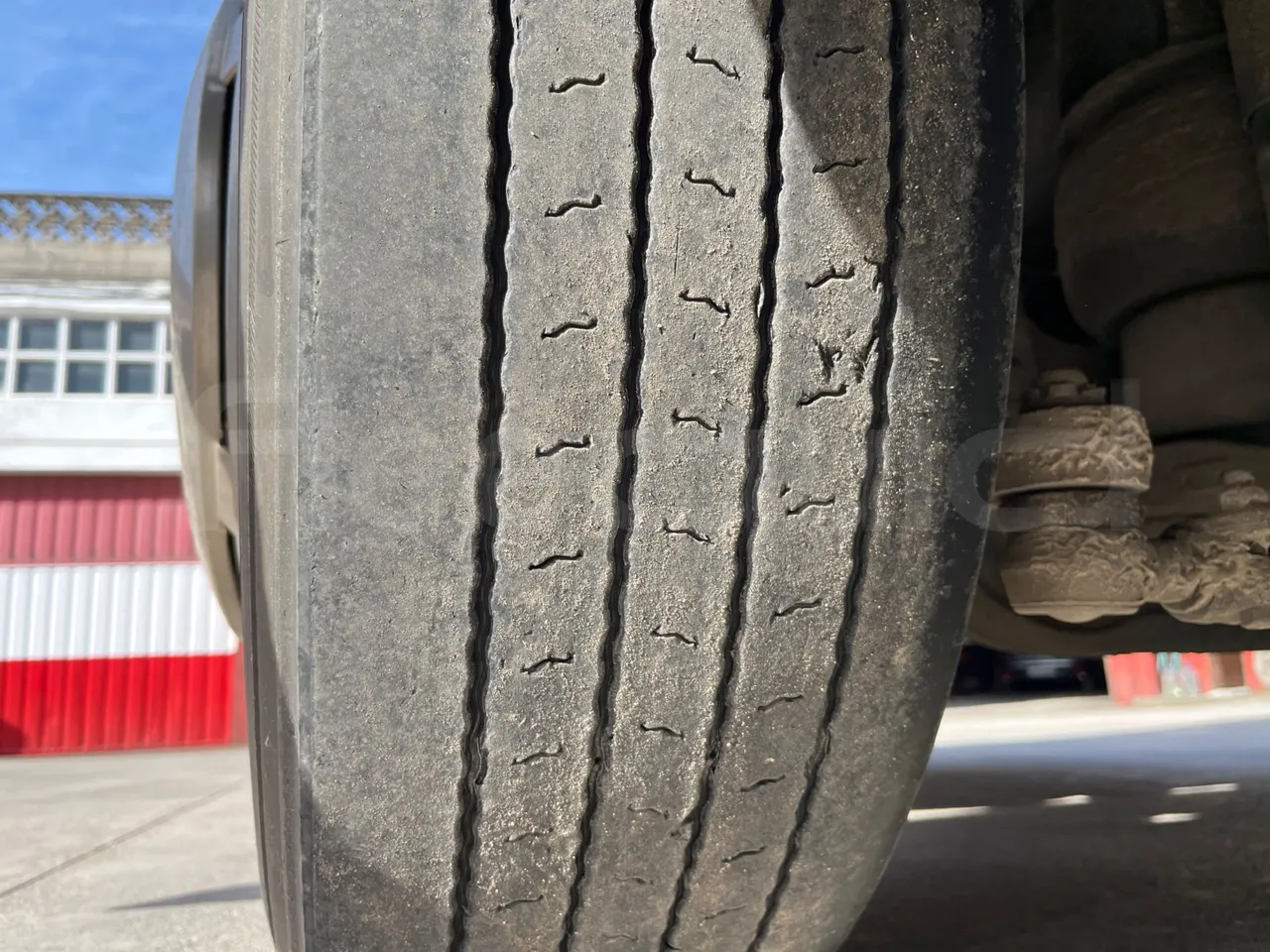 Irisbus 397E.12 ER C 33A ER - Euro5 - 243kW - 13.249mt - tread condition third axle tires left