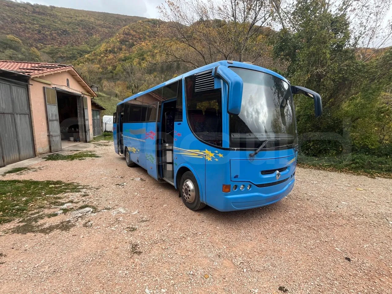 Renault Millenium 250 V I 40ACH5 - Euro2 - 184kw - 9.250mt - 3/4 right front doors open