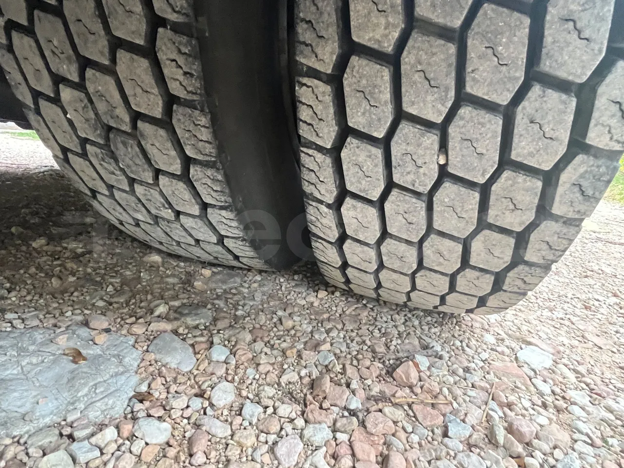 Renault Millenium 250 V I 40ACH5 - Euro2 - 184kw - 9.250mt - tread condition front tires left