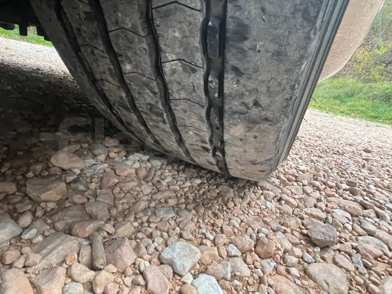 Renault Millenium 250 V I 40ACH5 - Euro2 - 184kw - 9.250mt - tread condition front tires right