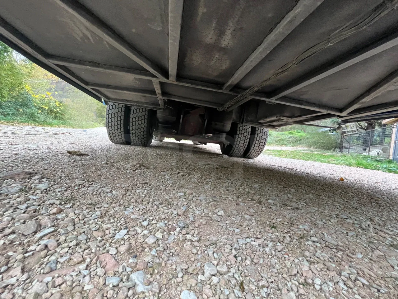 Renault Millenium 250 V I 40ACH5 - Euro2 - 184kw - 9.250mt - tread condition second axle tires left