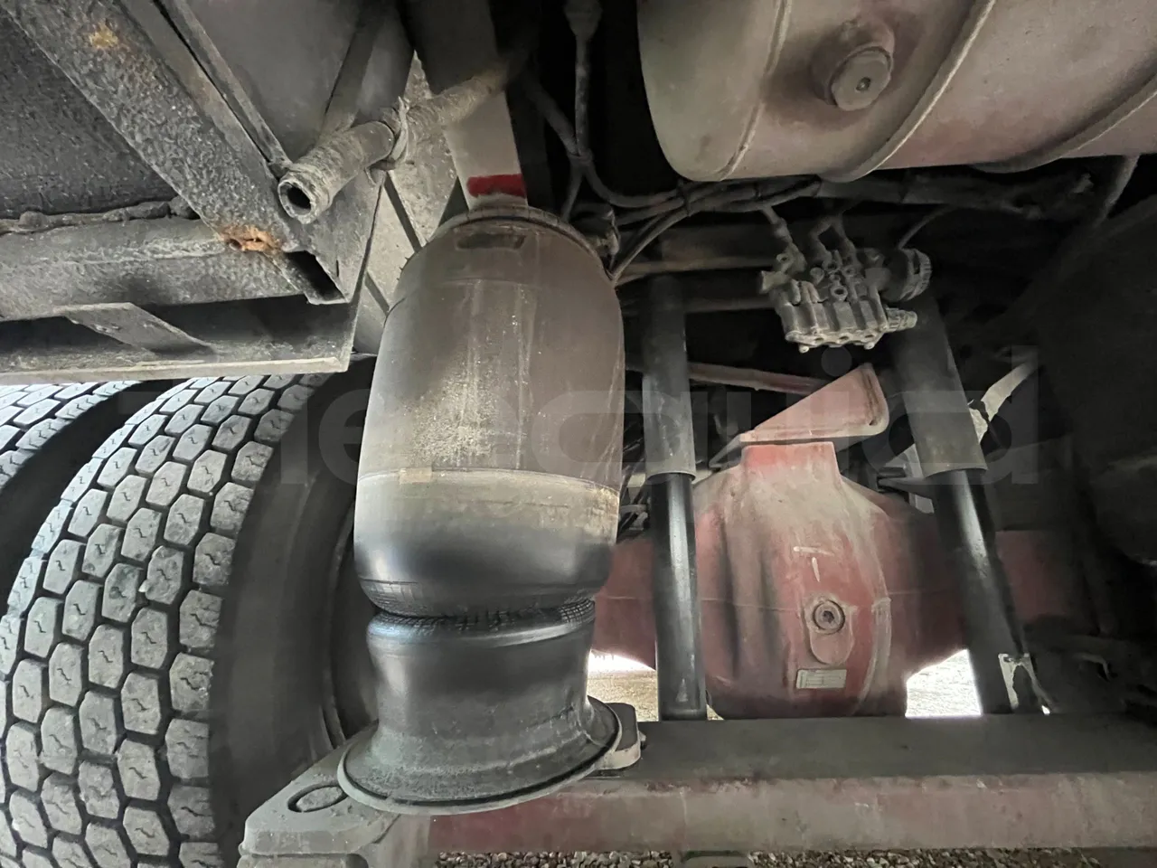 Renault Millenium 250 V I 40ACH5 - Euro2 - 184kw - 9.250mt - axle 2 shock absorbers 1 right