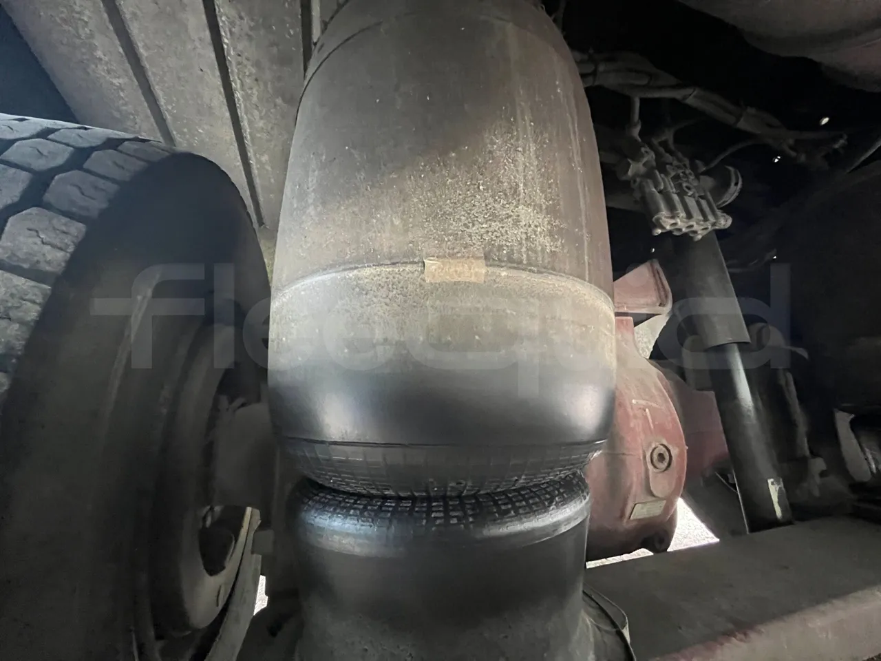 Renault Millenium 250 V I 40ACH5 - Euro2 - 184kw - 9.250mt - axle 2 shock absorbers 2 left