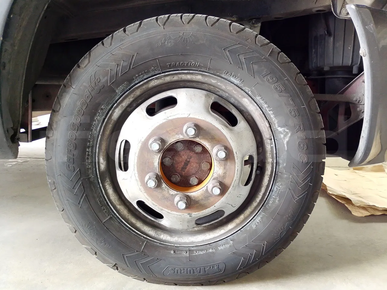 Iveco Daily A50C/19/H - EUR3 - 92kW -6.948m - front left tire measurements