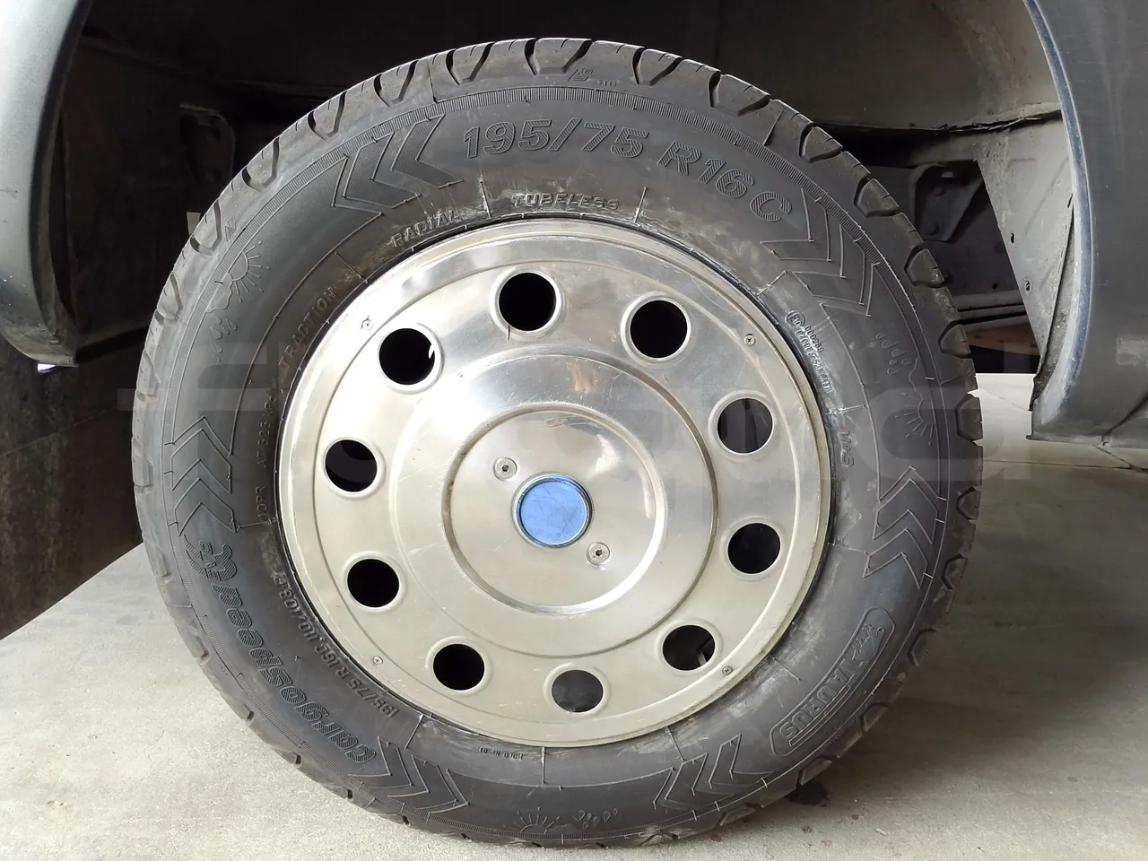 Iveco Daily A50C/19/H - EUR3 - 92kW -6.948m - rear left tire photo