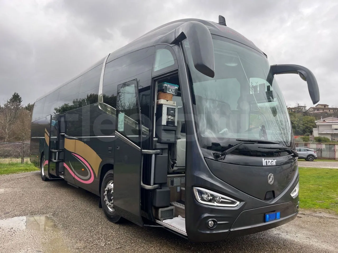 Irizar i6   12.37 - Euro6 - 320kW - 12.200mt - 3/4 right front doors open