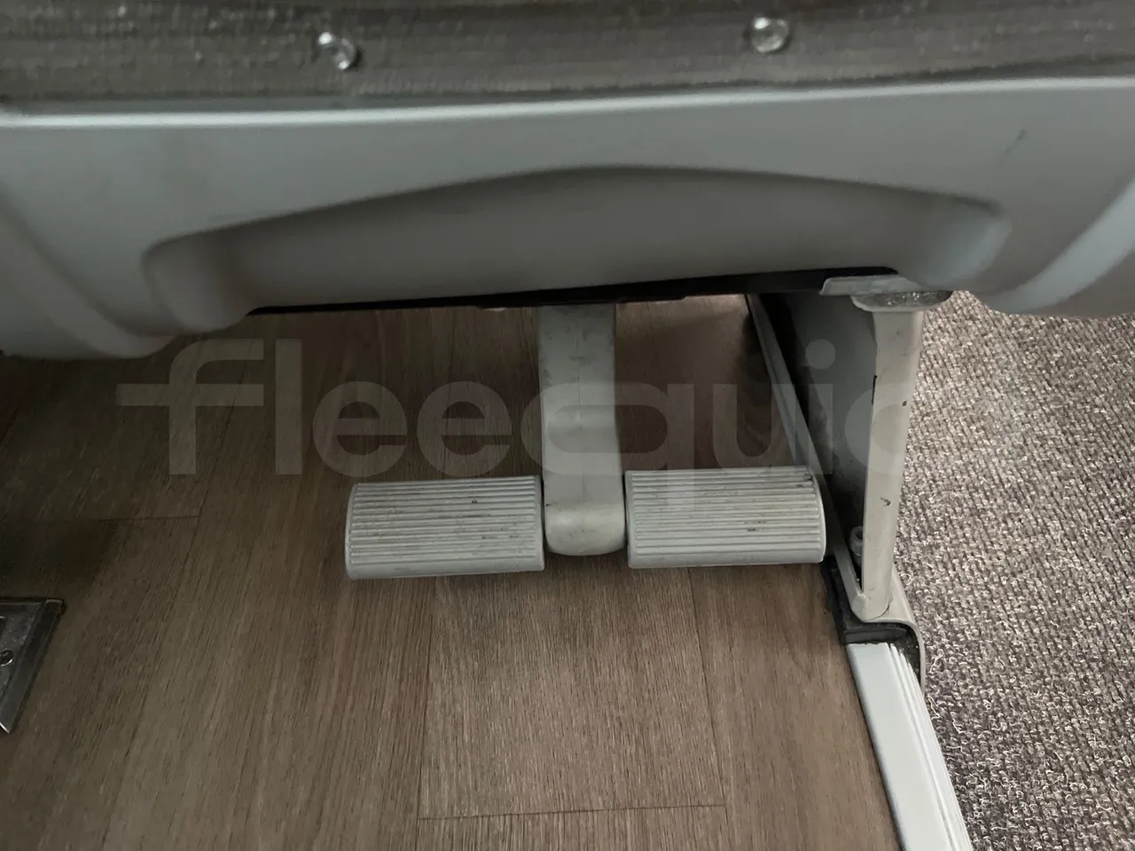 Irizar i6   12.37 - Euro6 - 320kW - 12.200mt - footrest detail photo