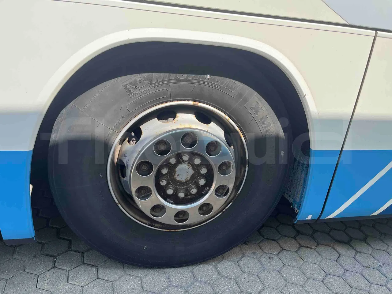 Setra S412 - First Axle Left Side: Complete Tyre