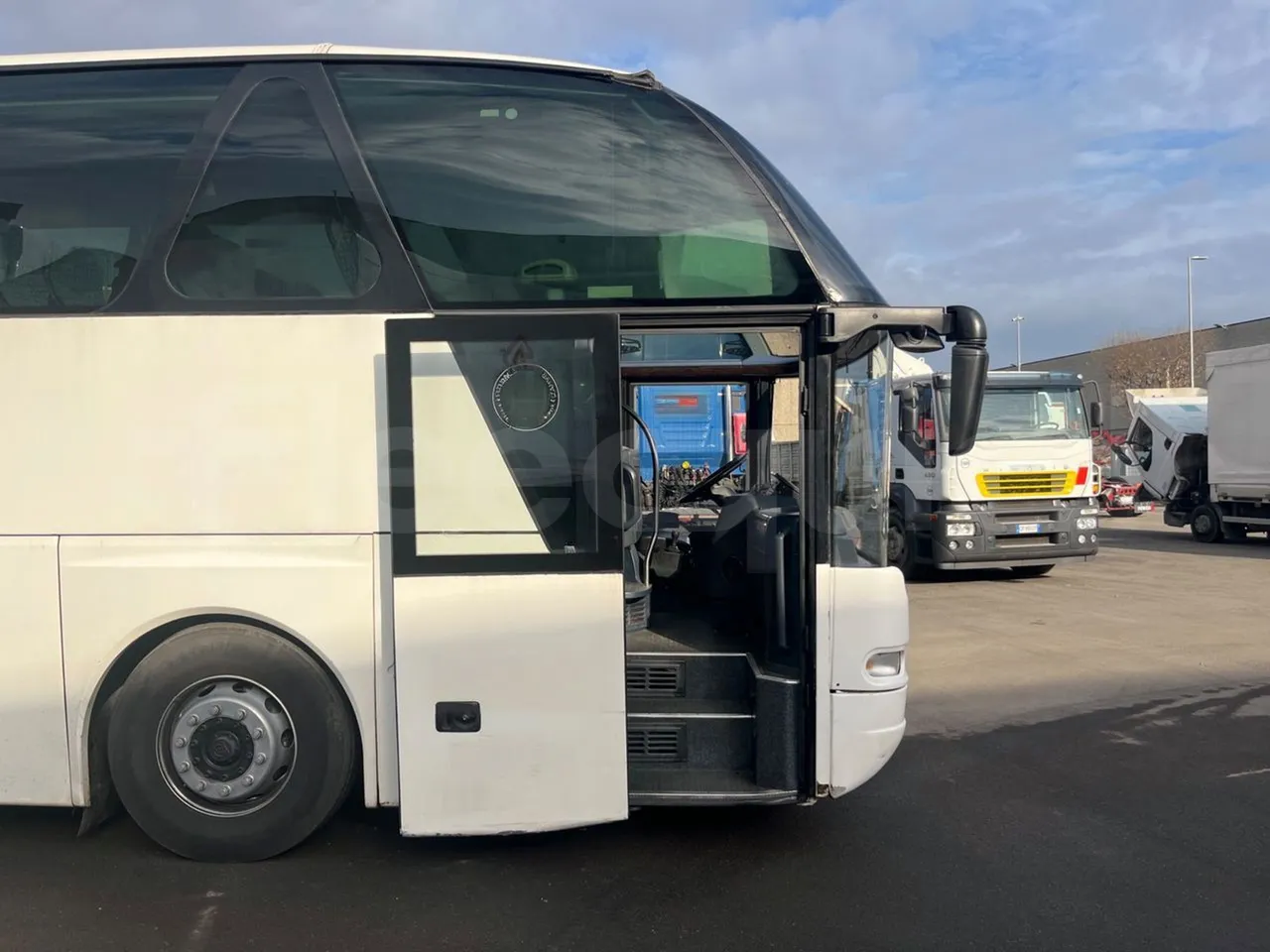 Neoplan Starliner N516SHD - EUR3 - 338kW - 12m - front door 1 open