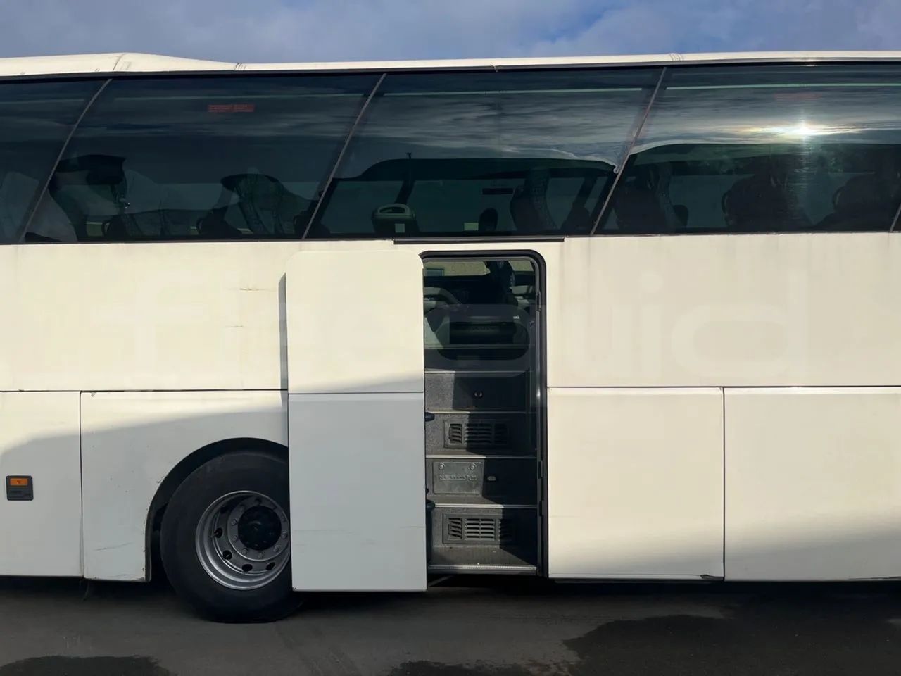 Neoplan Starliner N516SHD - EUR3 - 338kW - 12m - front door 3 open