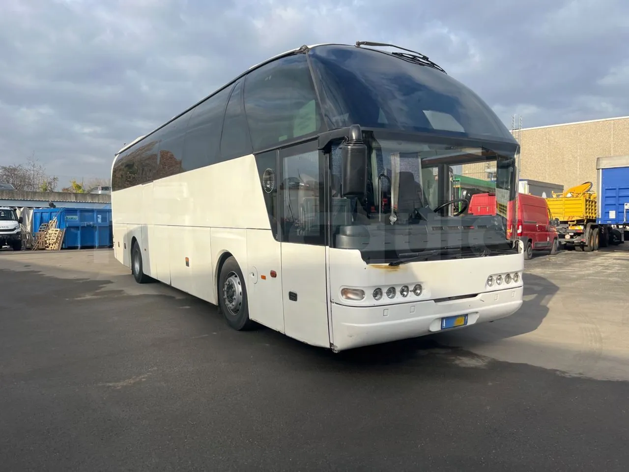 Neoplan Starliner N516SHD - EUR3 - 338kW - 12m - 3/4 front right doors