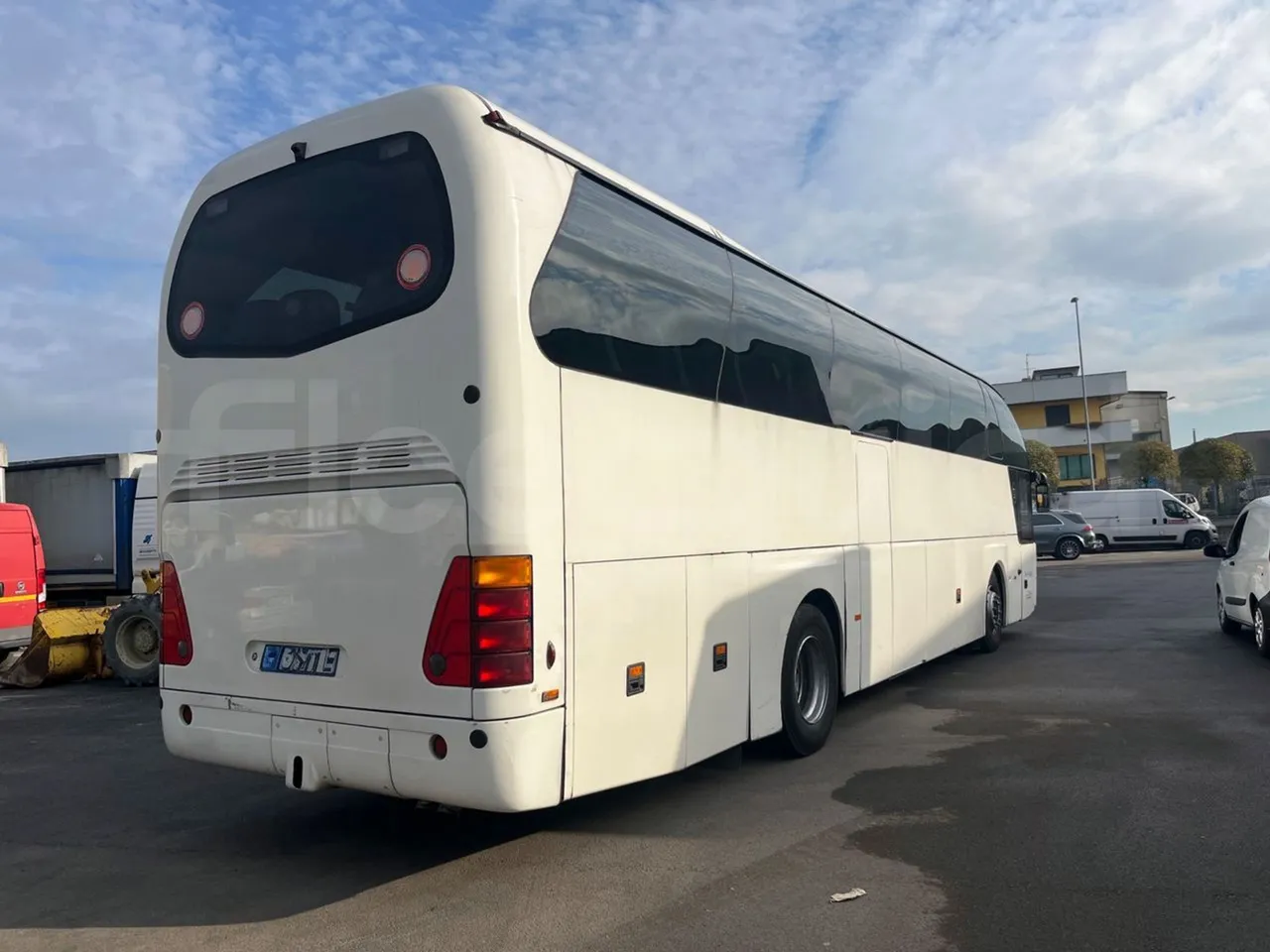 Neoplan Starliner N516SHD - EUR3 - 338kW - 12m - 3/4 right rear doors closed