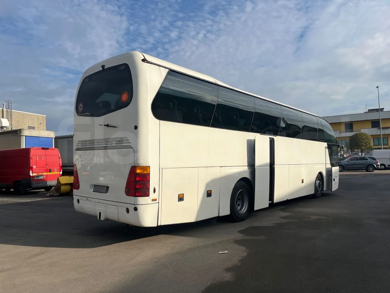 Neoplan Starliner N516SHD - EUR3 - 338kW - 12m - 3/4 right rear doors open