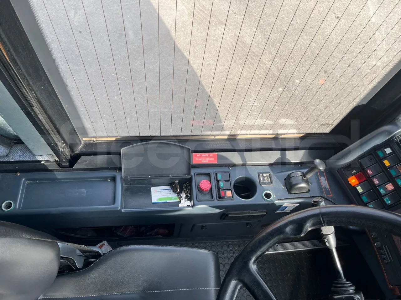 Neoplan Starliner N516SHD - EUR3 - 338kW - 12m - radio accessories photo