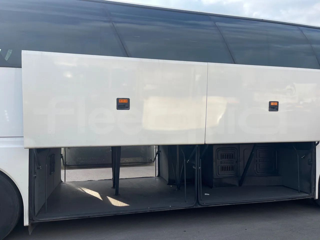 Neoplan Starliner N516SHD - EUR3 - 338kW - 12m - luggage rack photo