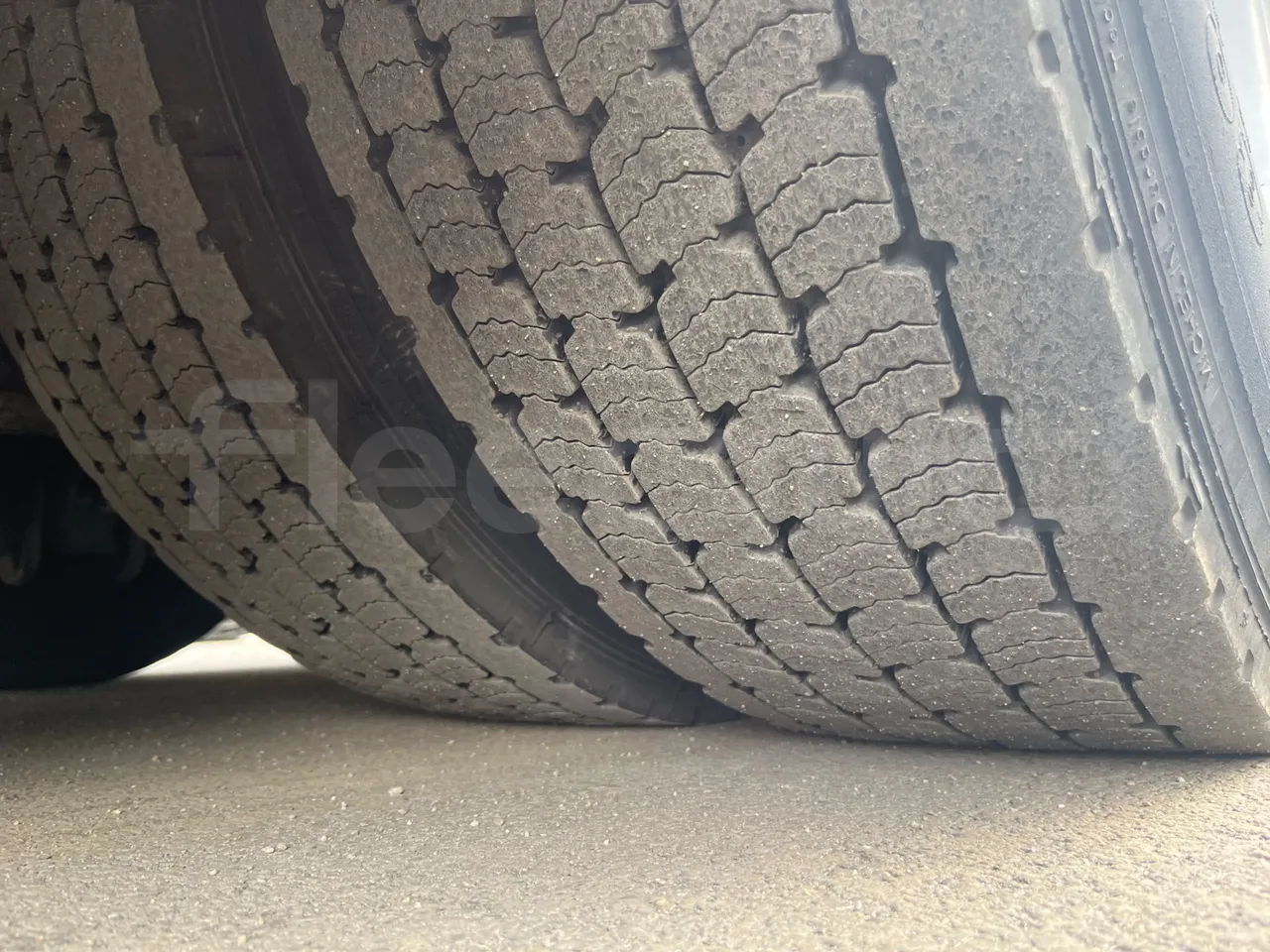 Neoplan Starliner N516SHD - EUR3 - 338kW - 12m - tread condition front tires left