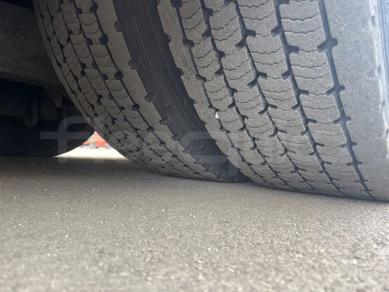 Neoplan Starliner N516SHD - EUR3 - 338kW - 12m - tread condition second axle tires left