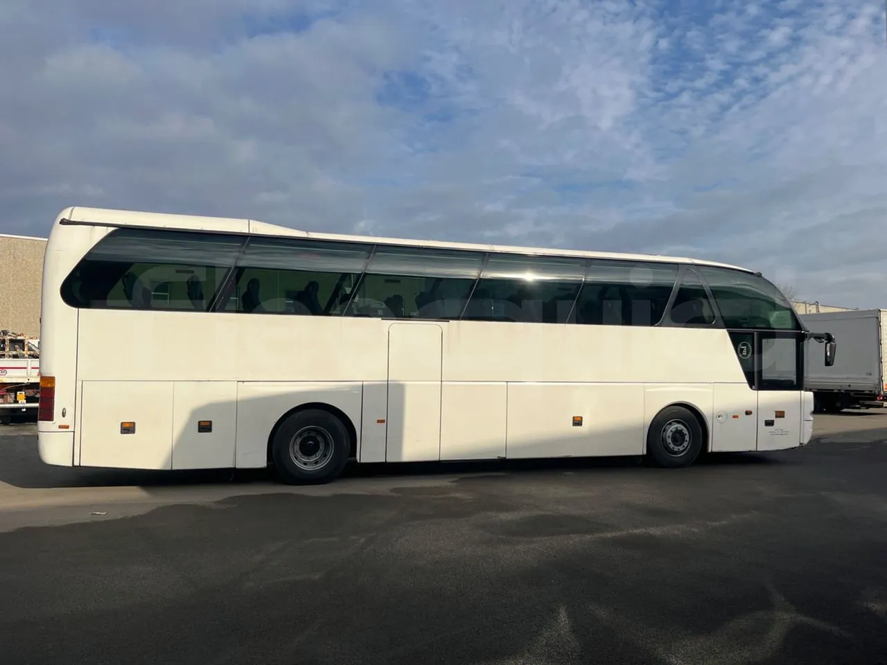 Neoplan Starliner N516SHD - EUR3 - 338kW - 12m - right side doors closed