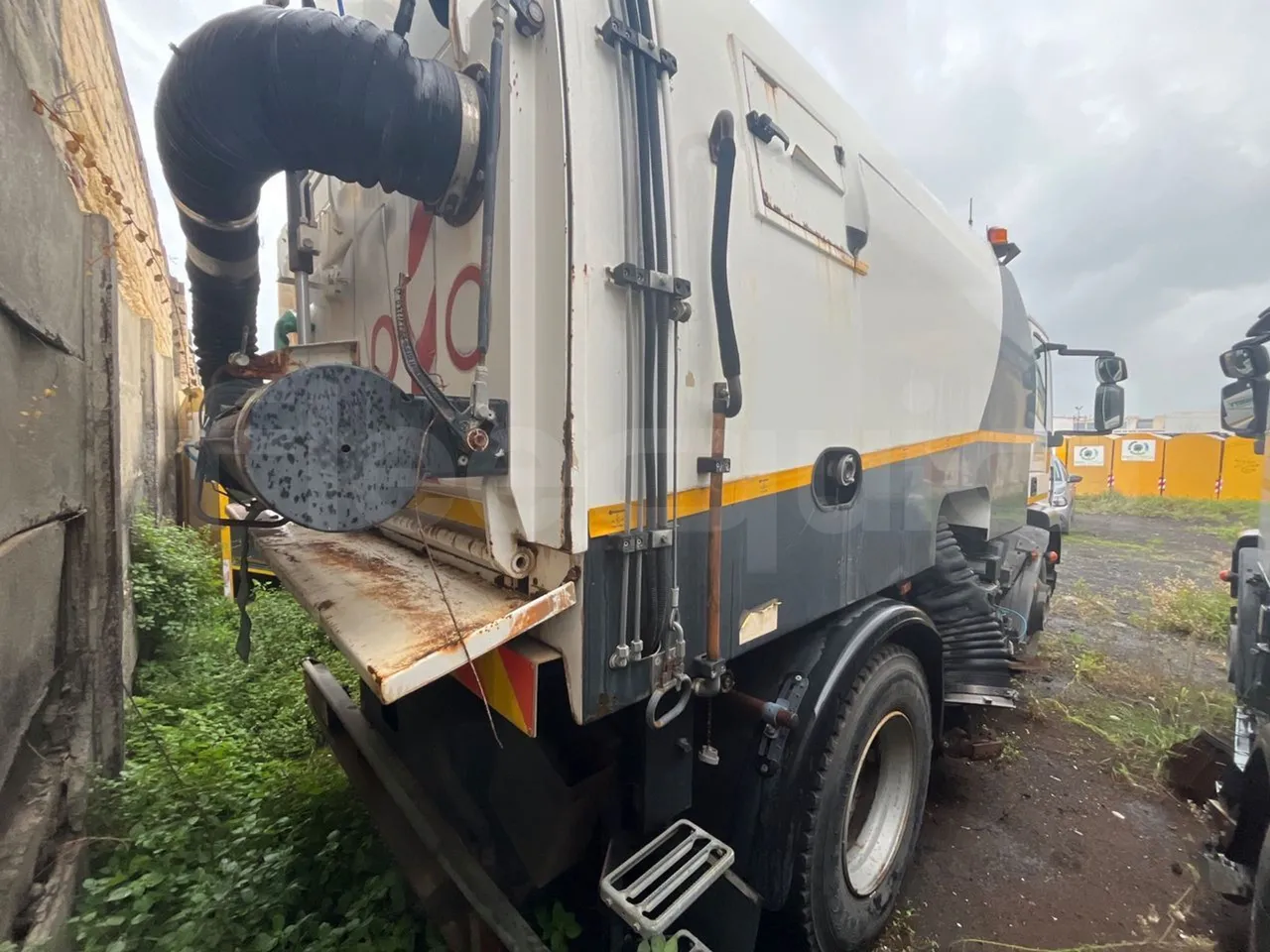 Iveco Faun Viatek 160/150 E4 SK600 - Euro5- 160kW - 6.917mt - 3/4 right rear doors closed