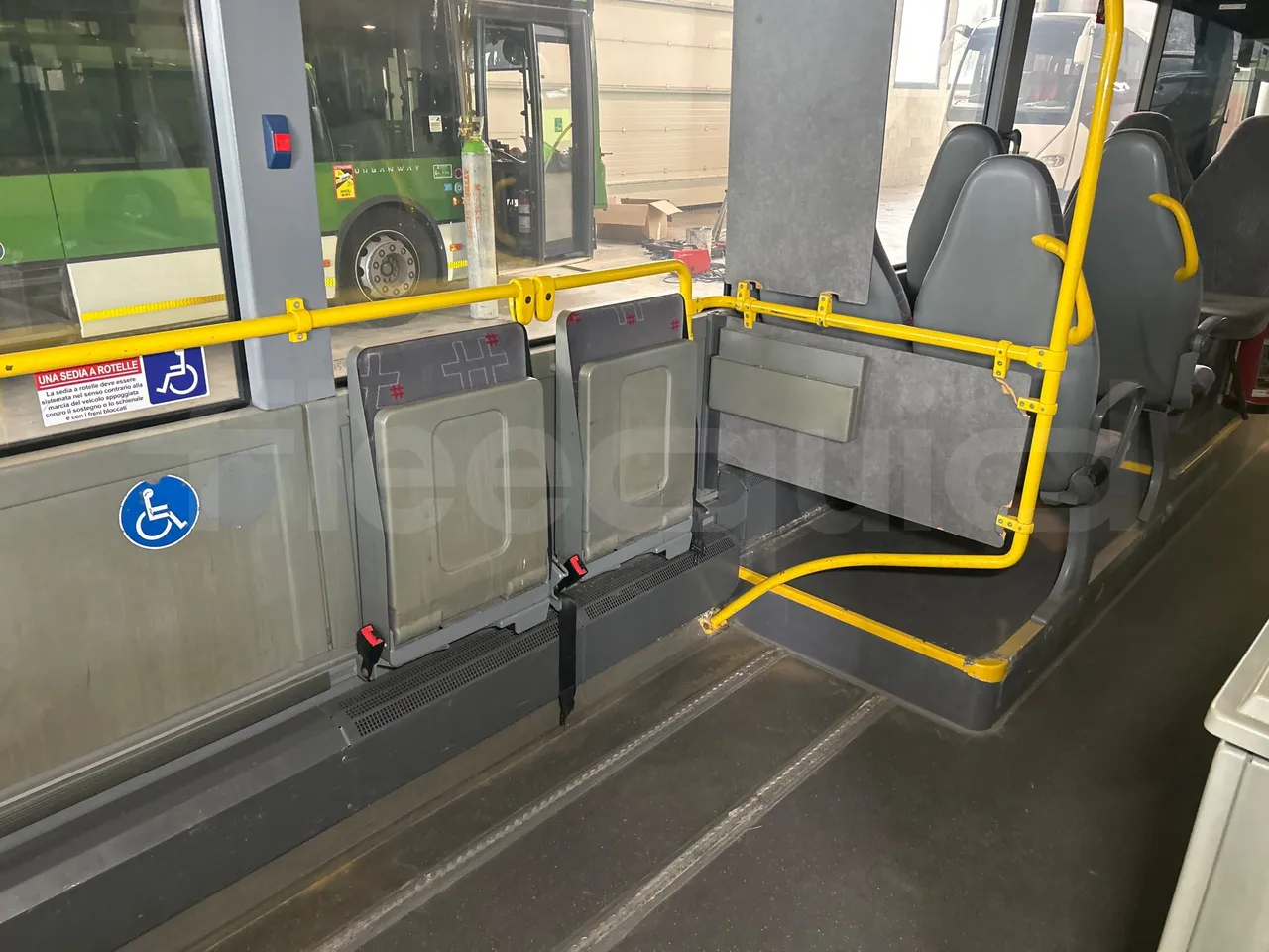 Mercedes-Benz Citaro O 530 LE - Euro5 - 220kW - 13.057mt - disabled area photo