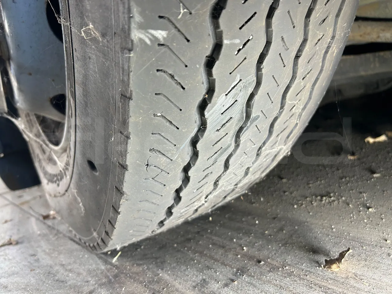 Mercedes-Benz Citaro O 530 LE - Euro5 - 220kW - 13.057mt - tread condition front tires left