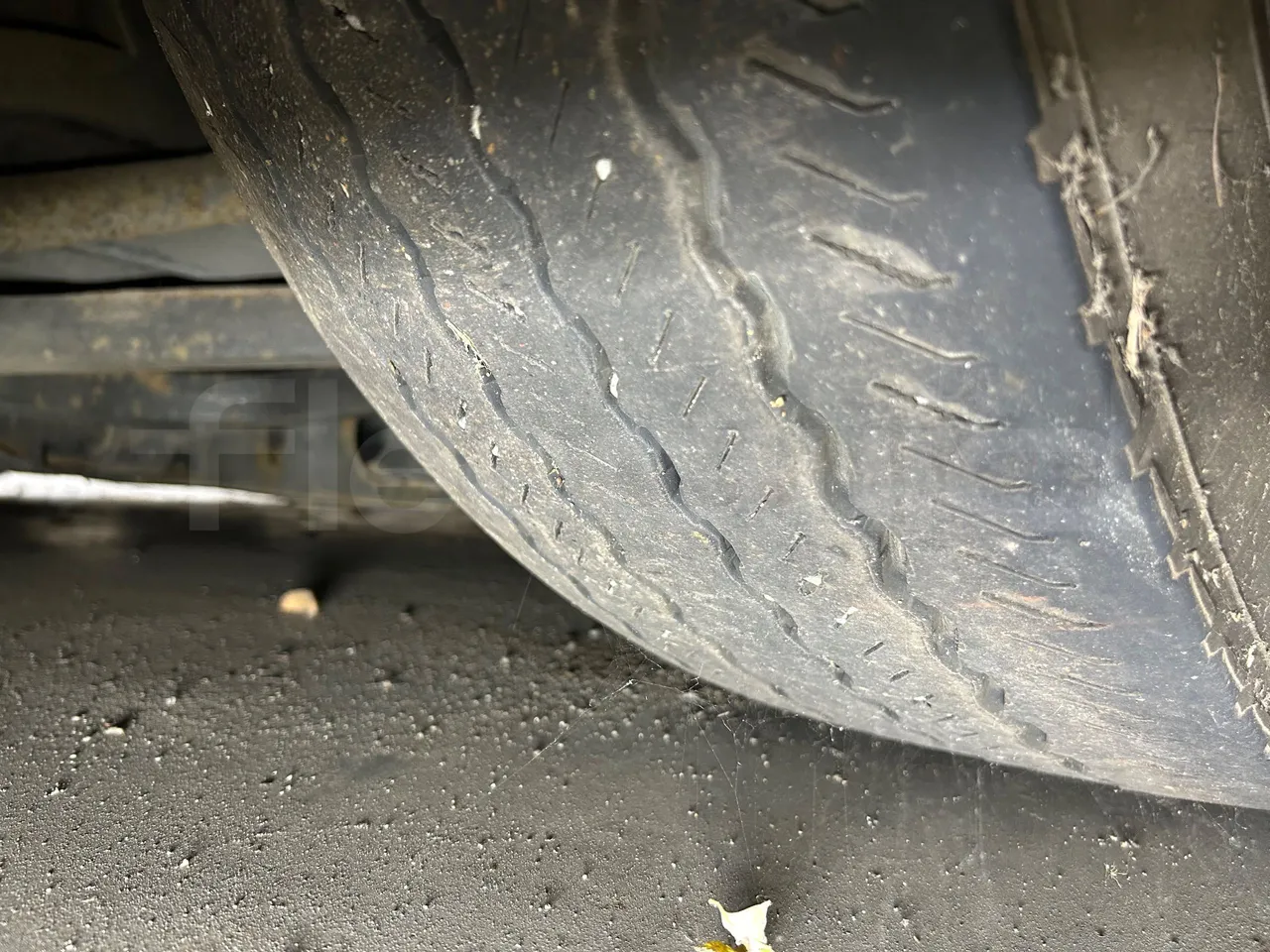 Mercedes-Benz Citaro O 530 LE - Euro5 - 220kW - 13.057mt - tread condition front tires right