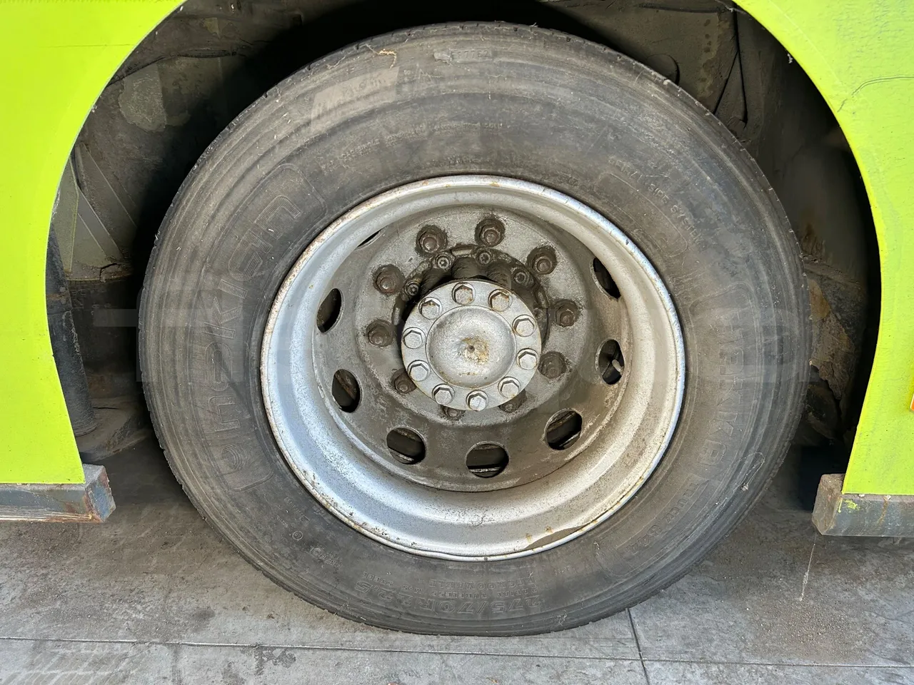 Mercedes-Benz Citaro O 530 LE - Euro5 - 220kW - 13.057mt - rear left tire photo