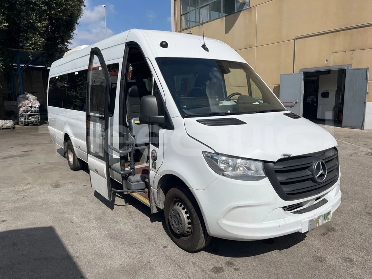 Mercedes-Benz Sprinter 518CDI/ Euro 6 - 120 Kw - 7,767Mt - 3/4 right front doors open